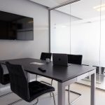 Small meeting room huddle room untuk tim kecil