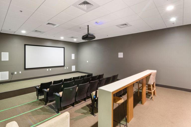 Smart classroom dengan sistem AV terintegrasi