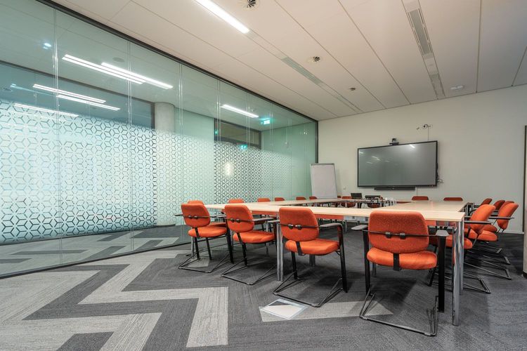 Komponen smart meeting room: sensor okupansi dan kontrol ruangan otomatis
