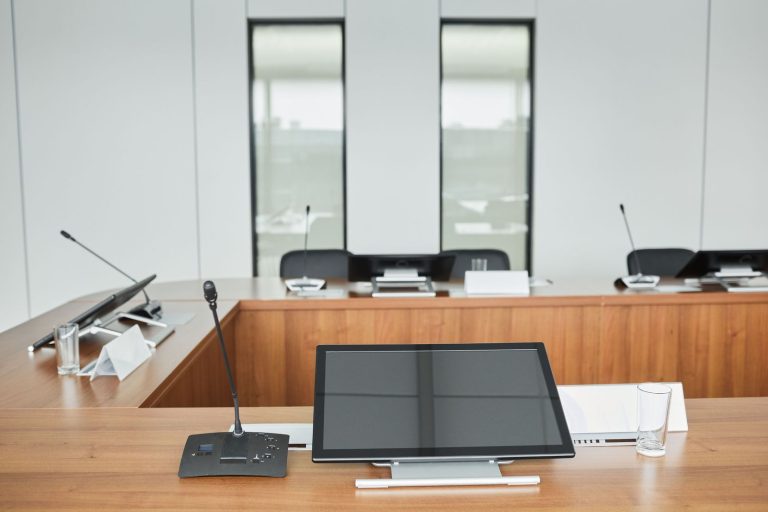 Smart meeting room dengan teknologi otomatisasi ruang rapat modern