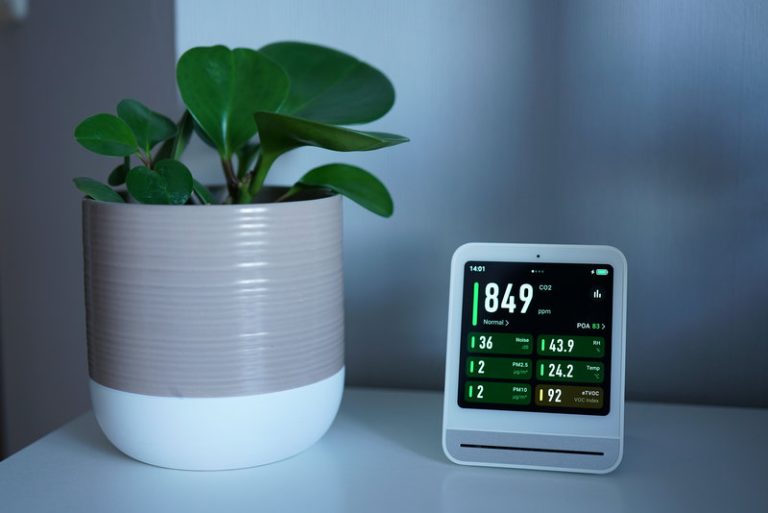 Sensor suhu IoT untuk monitoring ruangan
