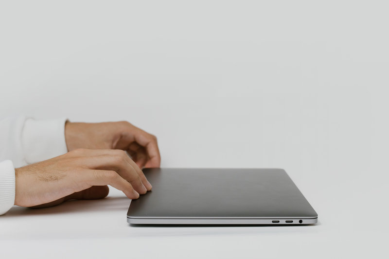 Laptop bisnis untuk karyawan kantor
