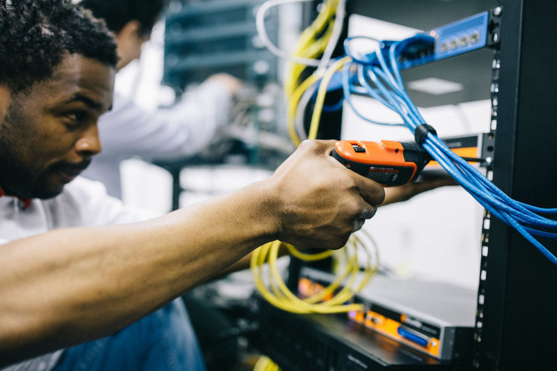 Outsource vs in-house IT management untuk bisnis