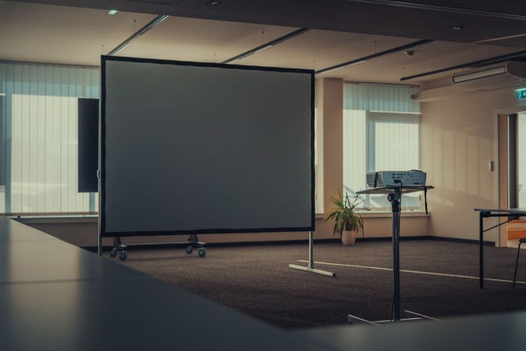 Projector untuk presentasi ruang meeting