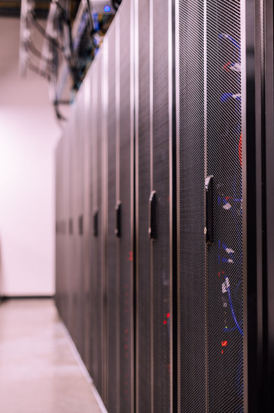 Server dan storage untuk infrastruktur IT perusahaan