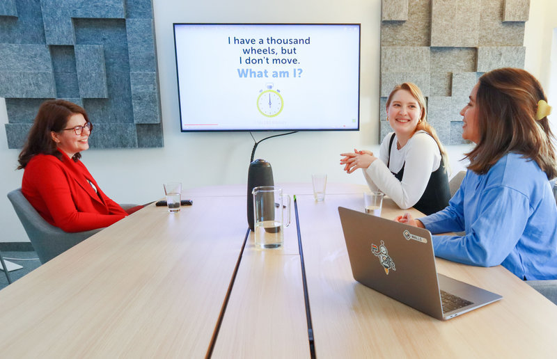 LED TV komersial untuk kantor dan ruang meeting