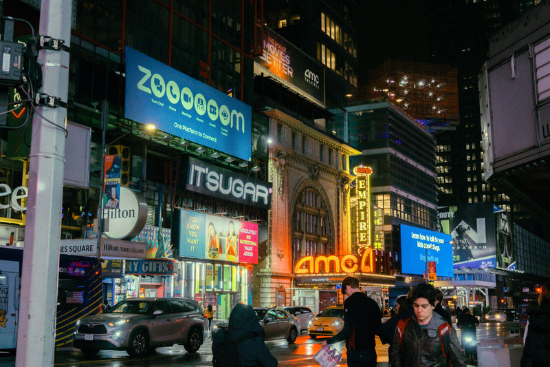 Digital signage untuk pengalaman belanja retail
