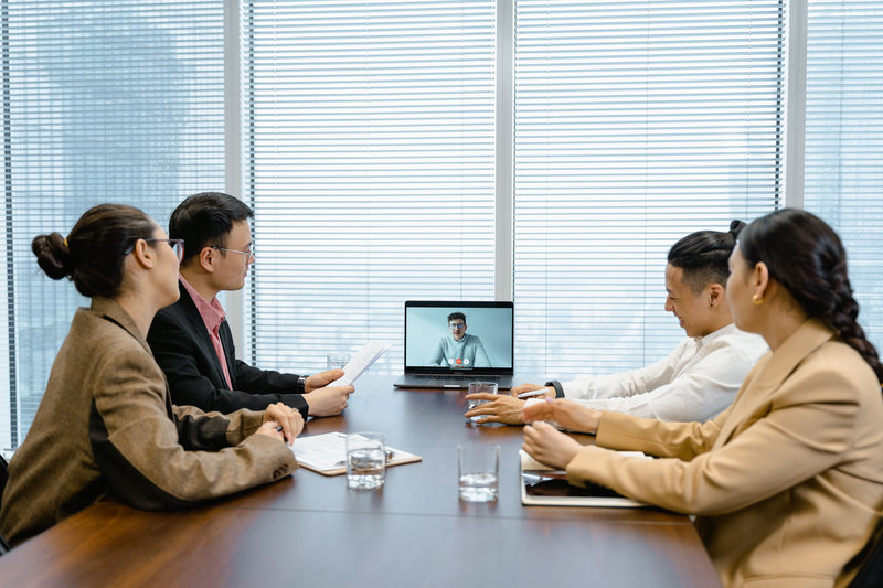 Video conference tim kerja hybrid dengan aplikasi office kolaborasi